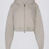 Felpa corta con cappuccio e zip in morbida maglia, color beige Felpa corta con cappuccio e zip in morbida maglia, color beige