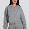 Felpa corta con cappuccio e zip in morbida maglia, colore grigio Felpa corta con cappuccio e zip in morbida maglia, colore grigio