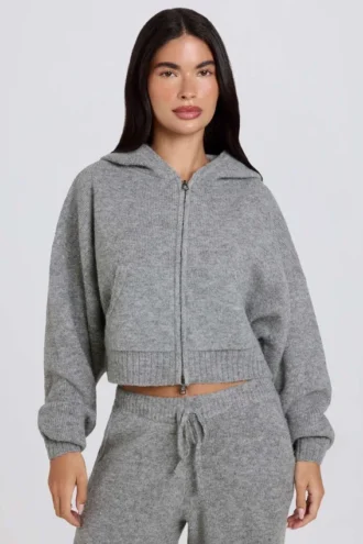 Felpa corta con cappuccio e zip in morbida maglia, colore grigio Felpa corta con cappuccio e zip in morbida maglia, colore grigio