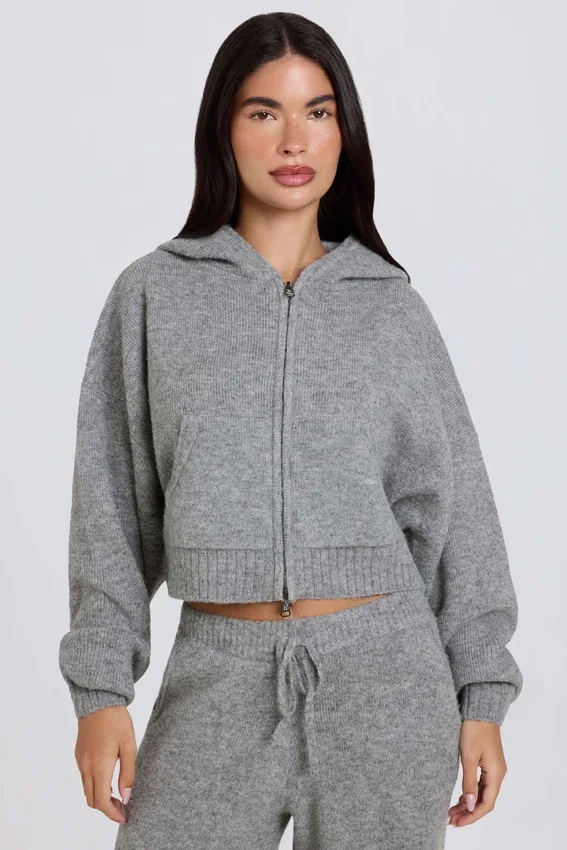 Felpa corta con cappuccio e zip in morbida maglia, colore grigio Felpa corta con cappuccio e zip in morbida maglia, colore grigio