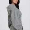 Felpa corta con cappuccio e zip in morbida maglia, colore grigio Felpa corta con cappuccio e zip in morbida maglia, colore grigio