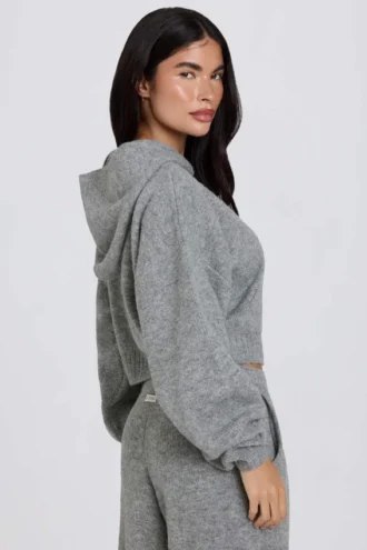 Felpa corta con cappuccio e zip in morbida maglia, colore grigio Felpa corta con cappuccio e zip in morbida maglia, colore grigio