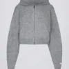 Felpa corta con cappuccio e zip in morbida maglia, colore grigio Felpa corta con cappuccio e zip in morbida maglia, colore grigio