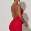 Femi Abito corto aderente con ruches e schiena scoperta in rosso Femi Abito corto aderente con ruches e schiena scoperta in rosso