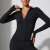 Giacca con zip a maniche lunghe in nero Giacca con zip a maniche lunghe in nero