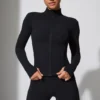 Giacca con zip a maniche lunghe in nero Giacca con zip a maniche lunghe in nero