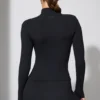 Giacca con zip a maniche lunghe in nero Giacca con zip a maniche lunghe in nero