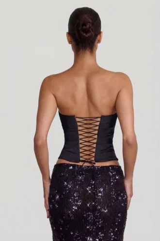 Gonna lunga a vita media con spacco sulla coscia e decorazioni Nevara in nero e viola Gonna lunga a vita media con spacco sulla coscia e decorazioni Nevara in nero e viola