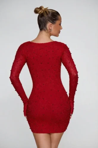 Grazioso vestito corto rosso a maniche lunghe con scollo profondo