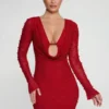 Grazioso vestito corto rosso a maniche lunghe con scollo profondo Grazioso vestito corto rosso a maniche lunghe con scollo profondo