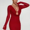 Grazioso vestito corto rosso a maniche lunghe con scollo profondo Grazioso vestito corto rosso a maniche lunghe con scollo profondo