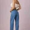 Jeans a vita media e gamba a campana Bobbi in lavaggio blu medio Jeans a vita media e gamba a campana Bobbi in lavaggio blu medio