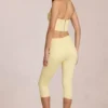 Jeans capri a vita media Anessa in giallo limone Jeans capri a vita media Anessa in giallo limone