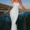 Kinsley Abito lungo a fascia con cut-out decorato in bianco Kinsley Abito lungo a fascia con cut-out decorato in bianco