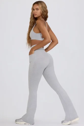 Leggings svasati Soft Active con tasche e vita a V in grigio