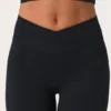 Leggings svasati Soft Active con vita a V in nero Leggings svasati Soft Active con vita a V in nero
