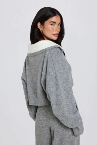 Maglione corto con collo a strati in maglia morbida, colore grigio Maglione corto con collo a strati in maglia morbida, colore grigio