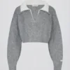 Maglione corto con collo a strati in maglia morbida, colore grigio Maglione corto con collo a strati in maglia morbida, colore grigio