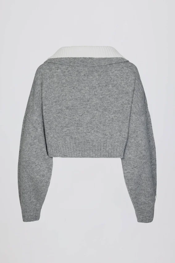 Maglione corto con collo a strati in maglia morbida, colore grigio Maglione corto con collo a strati in maglia morbida, colore grigio