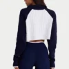 Maglione corto con zip a un quarto in maglia a costine blu navy classico Maglione corto con zip a un quarto in maglia a costine blu navy classico