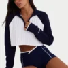 Maglione corto con zip a un quarto in maglia a costine blu navy classico Maglione corto con zip a un quarto in maglia a costine blu navy classico