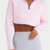 Maglione corto in maglia a costine con zip a un quarto in rosa cipria Maglione corto in maglia a costine con zip a un quarto in rosa cipria
