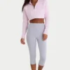 Maglione corto in maglia a costine con zip a un quarto in rosa cipria Maglione corto in maglia a costine con zip a un quarto in rosa cipria