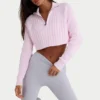Maglione corto in maglia a costine con zip a un quarto in rosa cipria Maglione corto in maglia a costine con zip a un quarto in rosa cipria