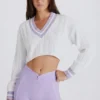 Maglione corto in maglia a trecce di cotone nei colori Lilla e Avorio Maglione corto in maglia a trecce di cotone nei colori Lilla e Avorio