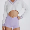 Maglione corto in maglia a trecce di cotone nei colori Lilla e Avorio Maglione corto in maglia a trecce di cotone nei colori Lilla e Avorio