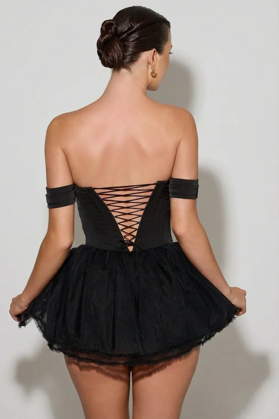 Meredith Abito corto a balze con corpetto a corsetto e spalle scoperte in nero Meredith Abito corto a balze con corpetto a corsetto e spalle scoperte in nero