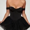 Meredith Abito corto a balze con corpetto a corsetto e spalle scoperte in nero Meredith Abito corto a balze con corpetto a corsetto e spalle scoperte in nero