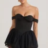 Meredith Abito corto a balze con corpetto a corsetto e spalle scoperte in nero Meredith Abito corto a balze con corpetto a corsetto e spalle scoperte in nero
