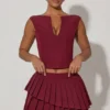 Mini gonna a pieghe a strati a vita bassa Nada in rosso vino Mini gonna a pieghe a strati a vita bassa Nada in rosso vino