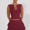 Mini gonna a pieghe a strati a vita bassa Nada in rosso vino Mini gonna a pieghe a strati a vita bassa Nada in rosso vino