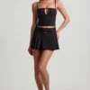 Mini gonna plissettata a vita bassa con cintura Velora in nero Mini gonna plissettata a vita bassa con cintura Velora in nero