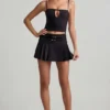 Mini gonna plissettata a vita bassa con cintura Velora in nero Mini gonna plissettata a vita bassa con cintura Velora in nero