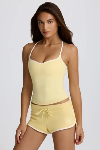 Mini shorts a vita bassa in giallo limone Mini shorts a vita bassa in giallo limone