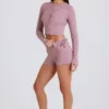 Mini shorts con lacci in maglia a costine color malva Mini shorts con lacci in maglia a costine color malva