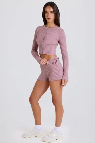 Mini shorts con lacci in maglia a costine color malva Mini shorts con lacci in maglia a costine color malva
