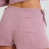 Mini shorts con lacci in maglia a costine color malva Mini shorts con lacci in maglia a costine color malva