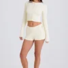 Mini shorts con laccio in maglia a costine color crema Mini shorts con laccio in maglia a costine color crema