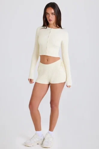 Mini shorts con laccio in maglia a costine color crema Mini shorts con laccio in maglia a costine color crema