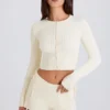 Mini shorts con laccio in maglia a costine color crema Mini shorts con laccio in maglia a costine color crema