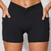 Mini shorts con vita arricciata e tasche in nero Mini shorts con vita arricciata e tasche in nero