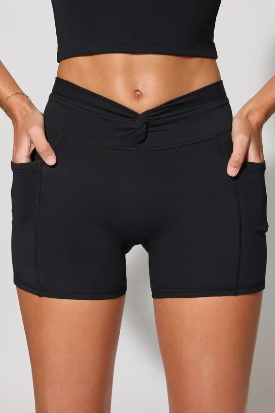Mini shorts con vita arricciata e tasche in nero Mini shorts con vita arricciata e tasche in nero