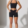 Mini shorts con vita arricciata e tasche in nero Mini shorts con vita arricciata e tasche in nero