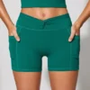 Mini shorts con vita arricciata e tasche in verde acqua Mini shorts con vita arricciata e tasche in verde acqua