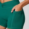 Mini shorts con vita arricciata e tasche in verde acqua Mini shorts con vita arricciata e tasche in verde acqua