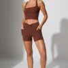 Mini shorts con vita intrecciata e tasche in marrone Mini shorts con vita intrecciata e tasche in marrone